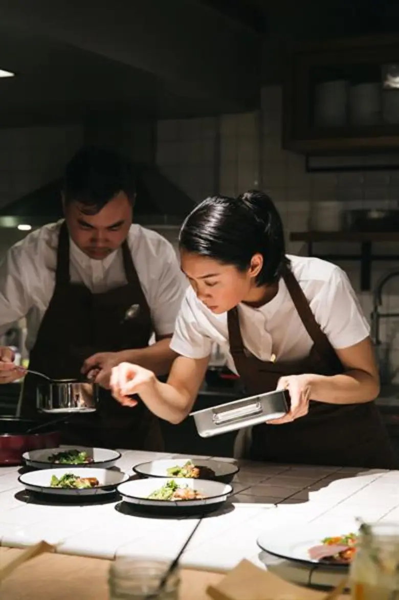 ครั้งแรกของสการ์เล็ต ไวน์ บาร์ แอนด์ เรสเ...