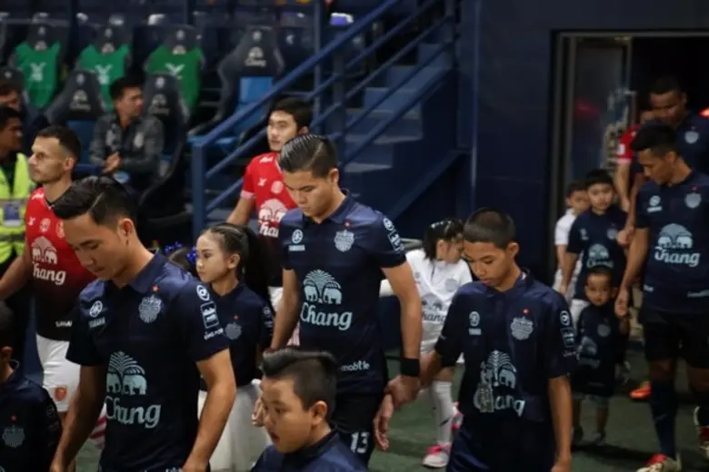 สมิติเวช สานฝันชีวิตใหม่ น้องแม็ก เด็กชาย (เคย) กระดูกสันหลังคด กระทบไหล่นักฟุตบอลในดวงใจ สโมสรฟุตบอล บุรีรัมย์ ยูไนเต็ด