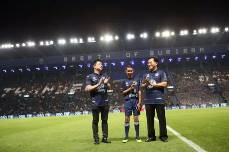 สมิติเวช สานฝันชีวิตใหม่ น้องแม็ก เด็กชาย (เคย) กระดูกสันหลังคด กระทบไหล่นักฟุตบอลในดวงใจ สโมสรฟุตบอล บุรีรัมย์ ยูไนเต็ด