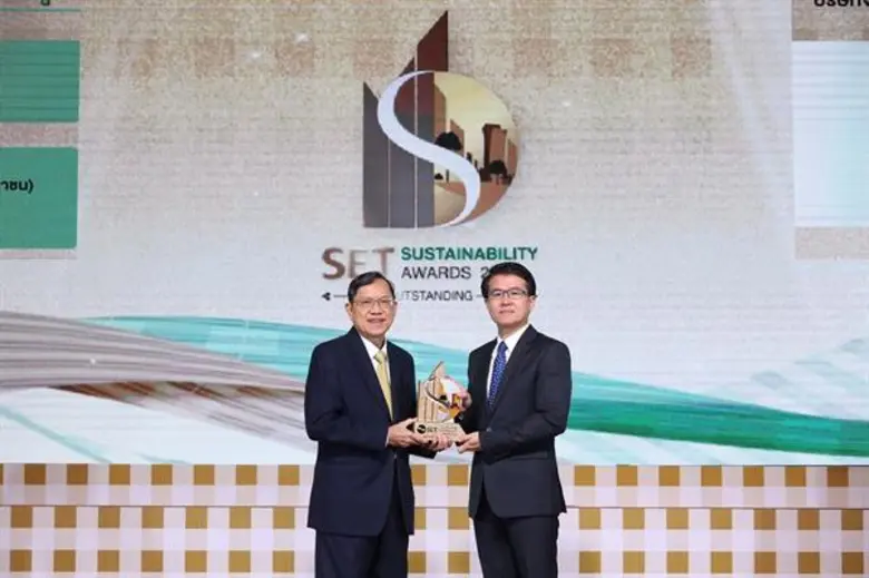 นายจงรัก รัตนเพียร (ขวา) รองกรรมการผู้จัด...