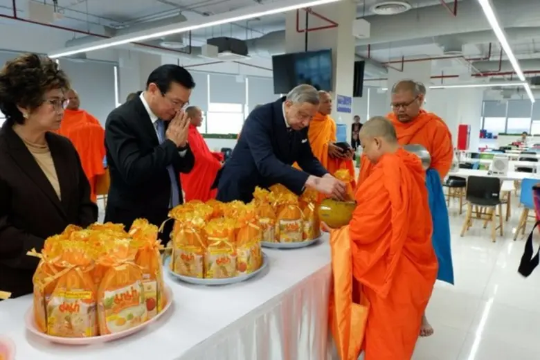 นายสมใจนึก เองตระกูล ประธานกรรมการ ดร.สมพ...