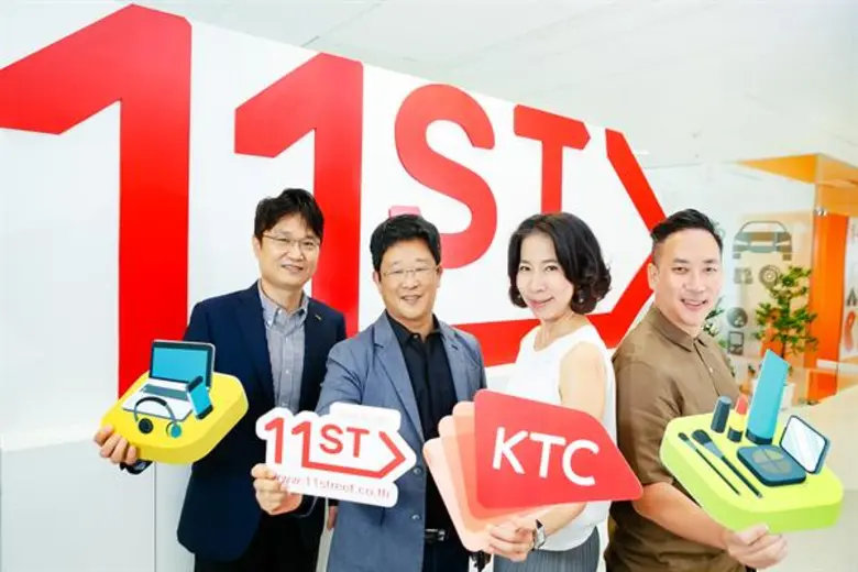 นางพิทยา วรปัญญาสกุล (กลางขวา) รองประธานเ...