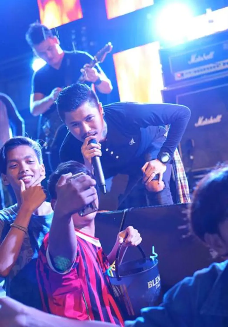 ถือว่าเป็นอีกหนึ่งวงดนตรีที่น่าจับมองตา ส...