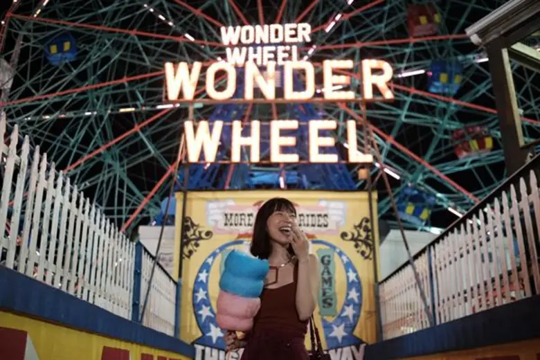 บอกเลยงานนี้ไม่ธรรมดา... เอ็มโพเรียม และ ...