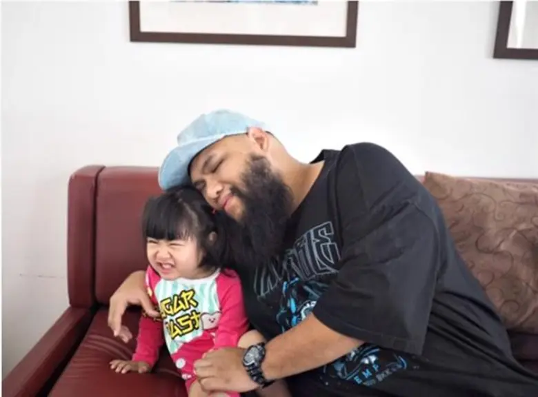 เป็นคุณพ่อแรปเปอร์สุดฮิปที่มักจะโพสต์รูปล...