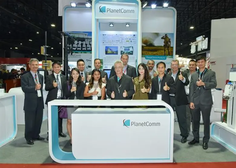 คุณเทรเวอร์ ทอมสัน ( แถวหน้ากลาง ) กรรมกา...