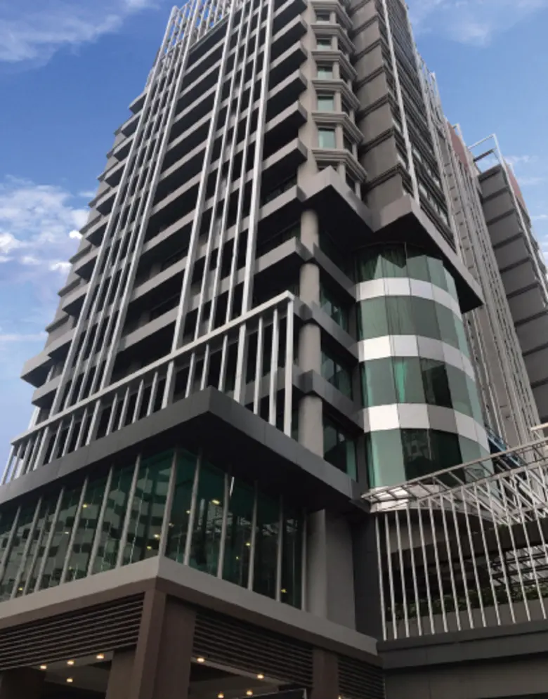 ศาลพระพรหม อันศักดิ์สิทธิ์ ได้ถูกอัญเชิญมาประดิษฐานที่หน้าโรงแรม โซลิแทร์ กรุงเทพ ก่อนพร้อมเปิดให้บริการในวันที่ ๑ ธันวาคม ๒๕๖๐ นี้