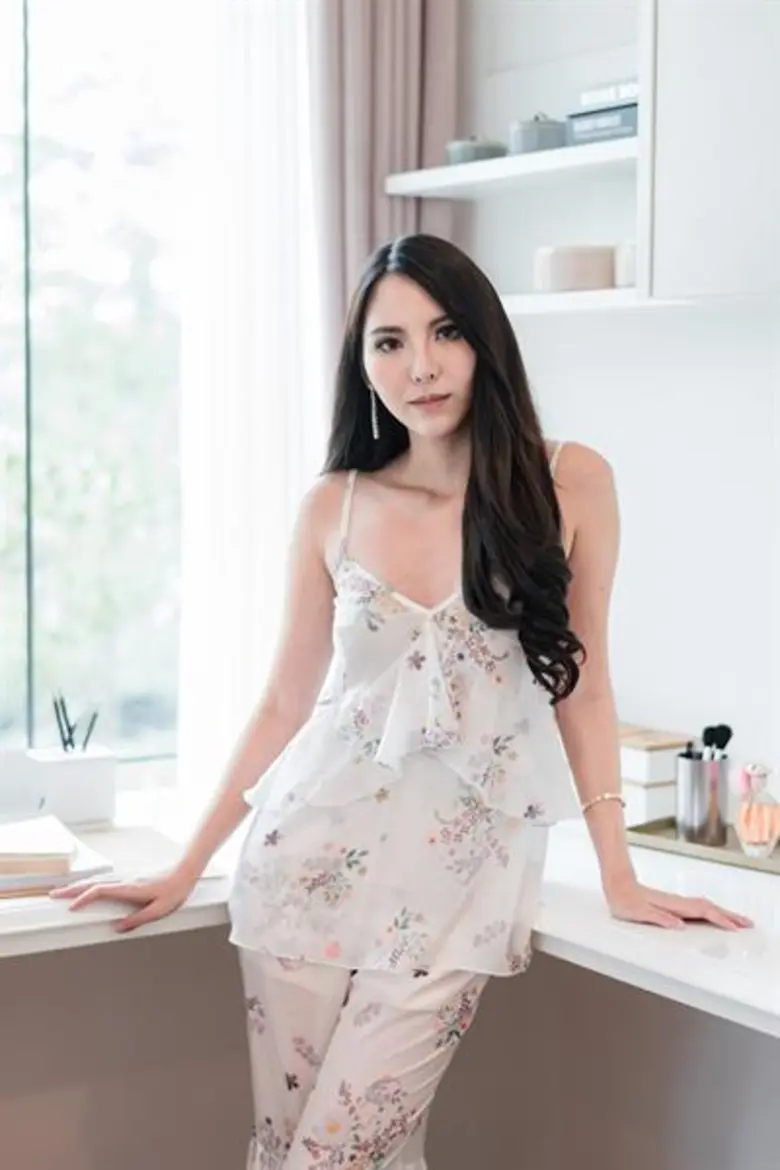 ตามติดชีวิต 'จินนี่ เขริกา' จากนักร้องวัยรุ่น-สู่เซเลบสาวสวย และบทบาทล่าสุดพรีเซ็นเตอร์คฤหาสน์หรู 'The Pavilla'