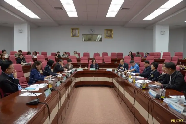 รศ.ดร.เสาวณีย์ ไทยรุ่งโรจน์ อธิการบดี พร้อมผู้บริหา...