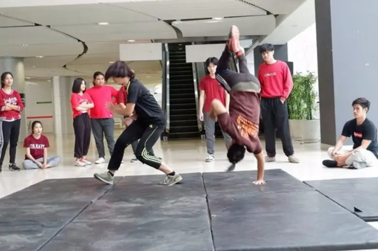 เล่นจริง...เจ็บจริง! เด็กศิลปะการแสดง ม.ศรีปทุม เรียนกับตัวจริง “ครูนิว” ธนธัส อภิธานวิทิต ผู้กำกับคิวบู๊