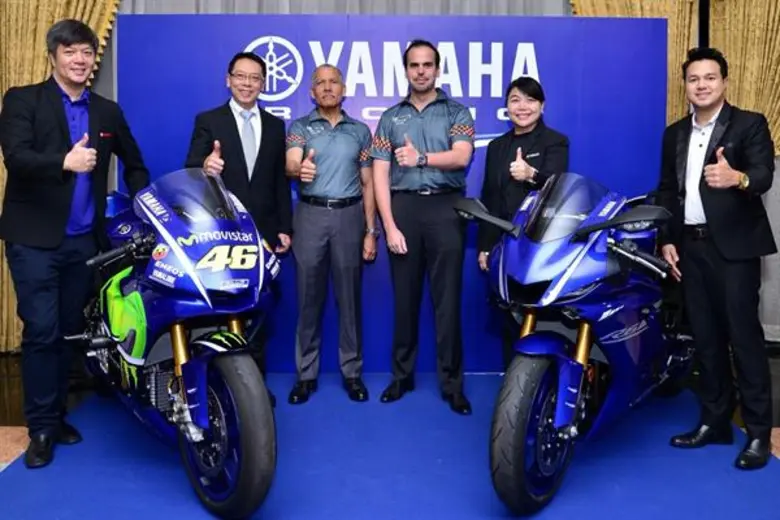 นายสมเกียรติ พูลขวัญ (คนที่ 2 จากซ้าย) รอ...