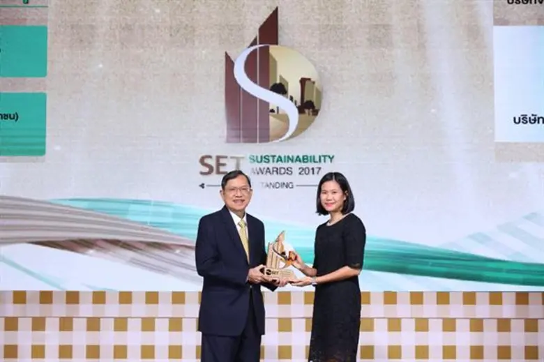 นาง ชมพรรณ กุลนิเทศ รองประธานฝ่ายบริหารกา...