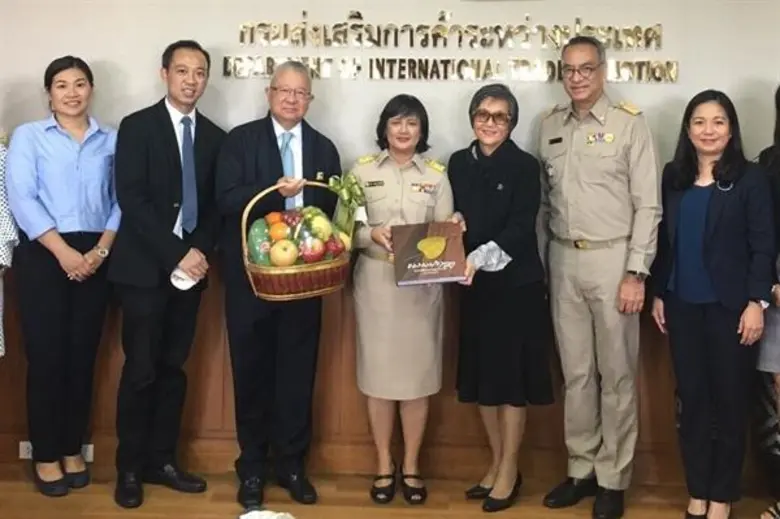 อัชณา ลิมป์ไพฑูรย์ (ที่ 3 จากขวา) และ อนุ...