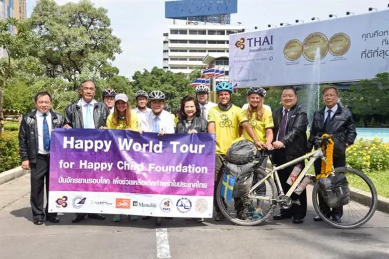 นายอาคม เติมพิทยาไพสิฐ (แถวหน้าที่ 4 จากซ...