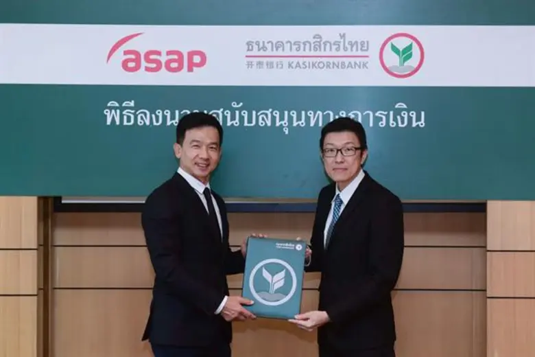 นายอัครนันท์ ฐิตสิริวิทย์ (ขวา) ผู้ช่วยกร...