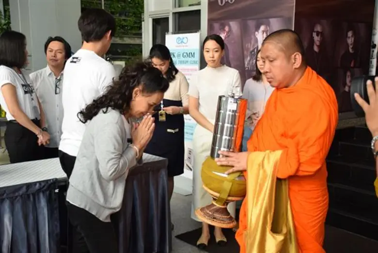 แกรมมี่ครบรอบ 34 ปี  จัดพิธีทำบุญ  ตักบาตรเพื่อความเป็นสิริมงคล