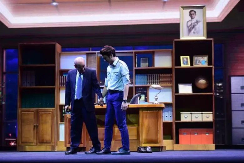 สุข เศร้า เคล้าน้ำตา ซาบซึ้ง สุดประทับใจ  ที่สุดของละครเวทีแห่งปี “รองเท้าของพ่อ”  เรื่องราวที่จะทำให้คุณ และพ่อของคุณต้องรักกันยิ่งกว่าเดิม!!!