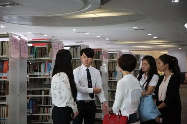 ผศ. ดร.วราภรณ์ ไทยมา คณบดี คณะศิลปศาสตร์ ...