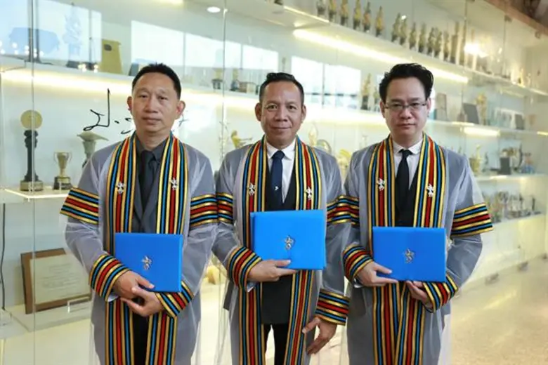 สถาบันกันตนา จัดพิธีประสาทปริญญา ประจำปีการศึกษา 2559 พร้อมมอบปริญญาศิลปศาสตรมหาบัณฑิตกิตติมศักด์ ให้ อู่ ไตรเทพ และ เอก เอี่ยมชื่น