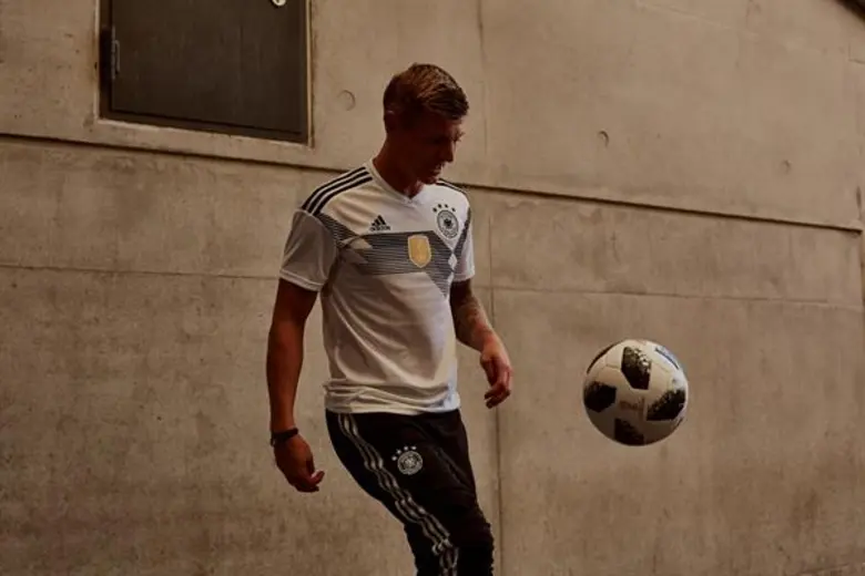 ""เทลสตาร์ 18"" เป็นลูกฟุตบอลที่ผลิตขึ้นเ...