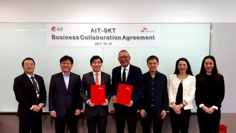 นายศิริพงษ์ อุ่นทรพันธุ์ (กลาง) ประธานคณะ...