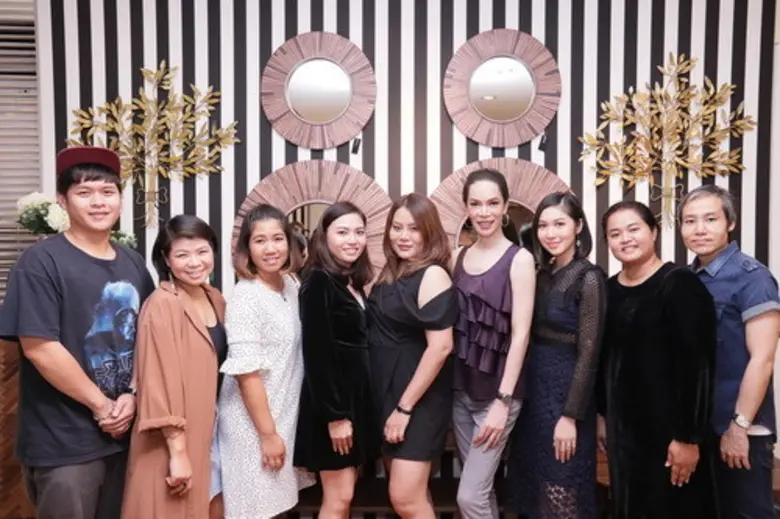 ศิริพรรณ กิจก้องเจริญ (ที่สี่จากซ้าย) ผู้จัดการผลิต...