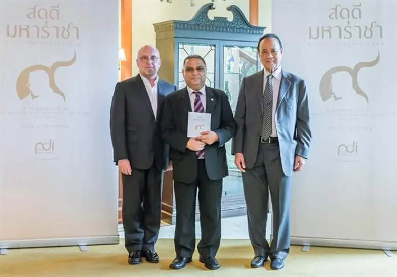 คุณอาสา สารสิน (ขวาสุด)ประธานกรรมการ คุณฟ...