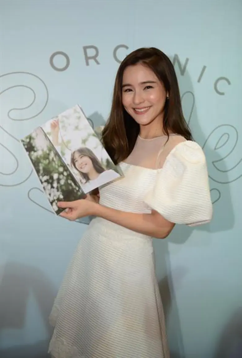 “ออม-สุชาร์” นำทีมคนสวยใจดี ส่งรอยยิ้มช่วยเหลือเด็กๆในหนังสือ “Organic Smile เพียงแค่ยิ้มแล้วส่งต่อไป”