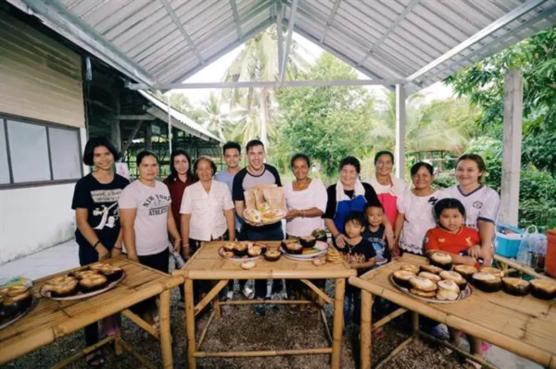 ทีวีไกด์: รายการ "หลงรักยิ้ม" ฝรั่งยิ้มกว้าง “แดเนียล” ท้าชาวสงขลาแข่งกินลูกตาล แลกหอม