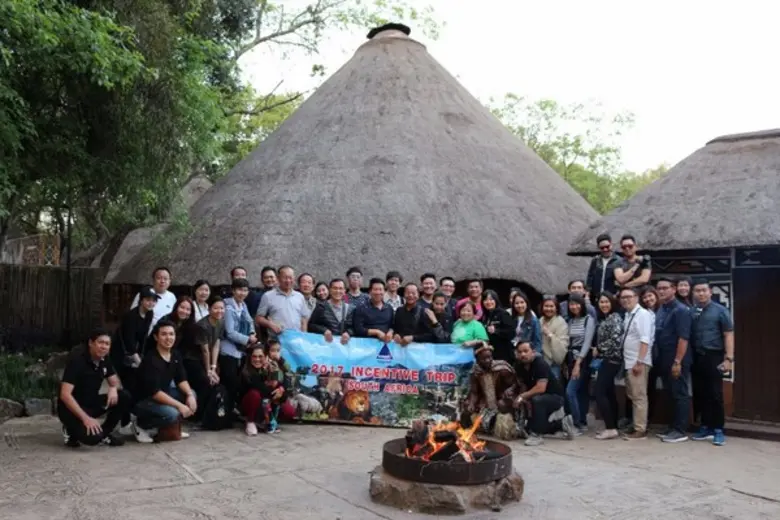 นายวิชิต พยุหนาวีชัย (ยืนกลาง) ประธานเจ้า...