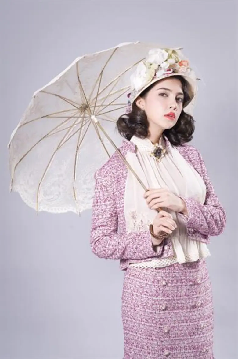 “ซาร่า เล็กจ์” นางร้ายปั้นหน้าเหวี่ยง เย่อหยิ่งสุดๆ กับคาแรคเตอร์ “เจ้านางเรืองระยับ” ในละครพีเรียด “บ่วงบรรจถรณ์”