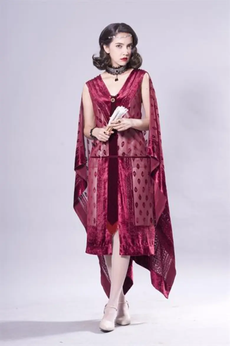 “ซาร่า เล็กจ์” นางร้ายปั้นหน้าเหวี่ยง เย่อหยิ่งสุดๆ กับคาแรคเตอร์ “เจ้านางเรืองระยับ” ในละครพีเรียด “บ่วงบรรจถรณ์”