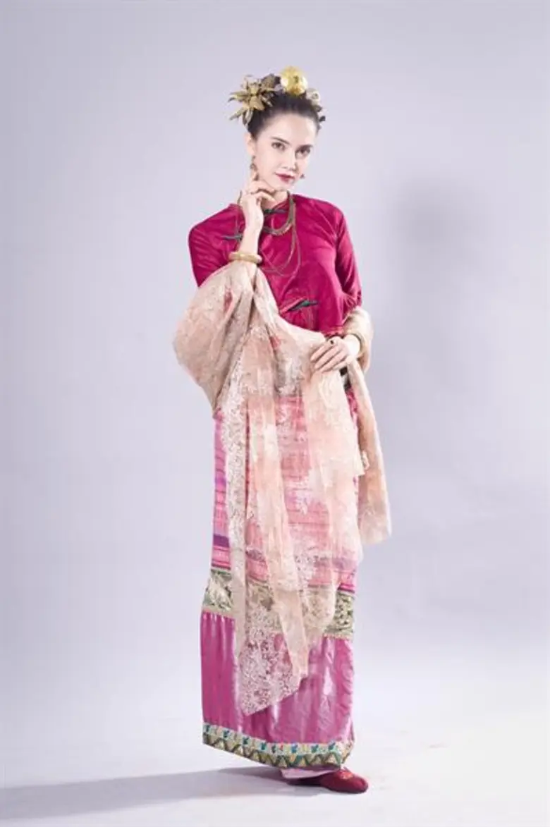 “ซาร่า เล็กจ์” นางร้ายปั้นหน้าเหวี่ยง เย่อหยิ่งสุดๆ กับคาแรคเตอร์ “เจ้านางเรืองระยับ” ในละครพีเรียด “บ่วงบรรจถรณ์”