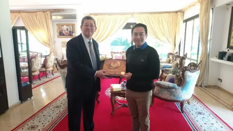 นายศุภร พลมณี (ซ้าย) เอกอัครราชทูตไทย ณ ก...