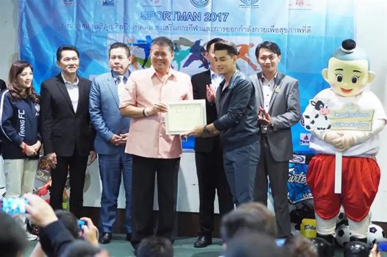 “เฟิสท์ เอกพงศ์ – เพ็ชร ฐกฤต” นักแสดงจากช่อง 3 เข้ารับประกาศเกียรติคุณ “SPORTMAN 2017” แบบอย่างที่ดีด้านการออกกำลังกาย