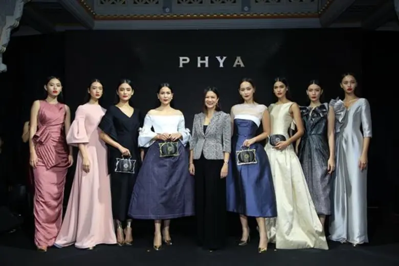 “เชอรี่-บี-แนท” สง่างามในแฟชั่นโชว์กระเป๋า “PHYA” คอลเลกชั่น “ณพัฒน์” สุดพิเศษ