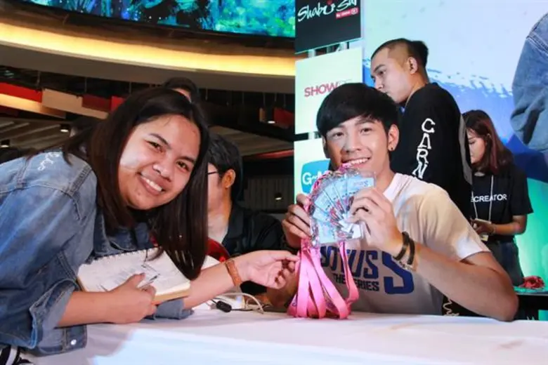 SOTUS S NATION Y FAN MEETINGห้างทะลัก!!! แฟนๆ แห่จองบัตร “” “คริส-สิงโต” ปลื้มหนัก นำทีมให้บัตรกับมือ