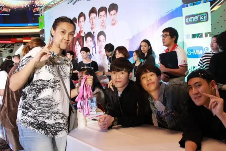 SOTUS S NATION Y FAN MEETINGห้างทะลัก!!! แฟนๆ แห่จองบัตร “” “คริส-สิงโต” ปลื้มหนัก นำทีมให้บัตรกับมือ