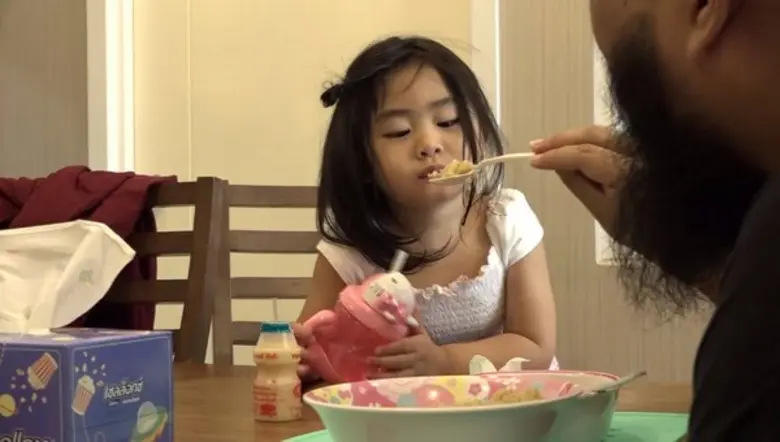 "พ่อกอล์ฟ" เข้าครัวโชว์สกิลฝีมือทำอาหาร ให้ "น้องชูใจ"