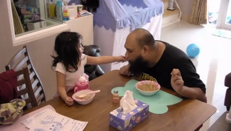 "พ่อกอล์ฟ" เข้าครัวโชว์สกิลฝีมือทำอาหาร ให้ "น้องชูใจ"