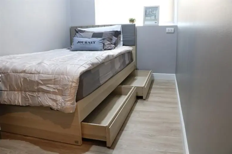 ด้วยพื้นที่อันจำกัดของคอนโดเพียง 42 ตร.ม.จะปรับอย่างไร ให้ลงตัวกับหลากหลายกิจกรรมที่แตกต่างกันของสมาชิกภายในบ้านถึง 5 ชีวิต