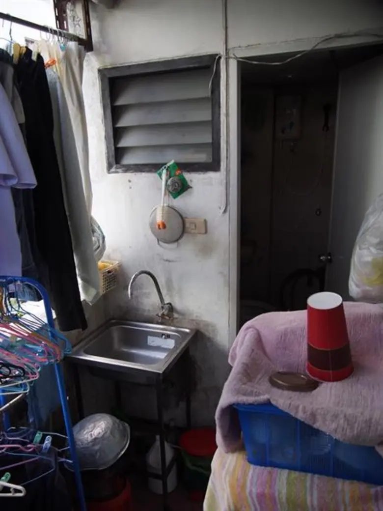 ด้วยพื้นที่อันจำกัดของคอนโดเพียง 42 ตร.ม.จะปรับอย่างไร ให้ลงตัวกับหลากหลายกิจกรรมที่แตกต่างกันของสมาชิกภายในบ้านถึง 5 ชีวิต