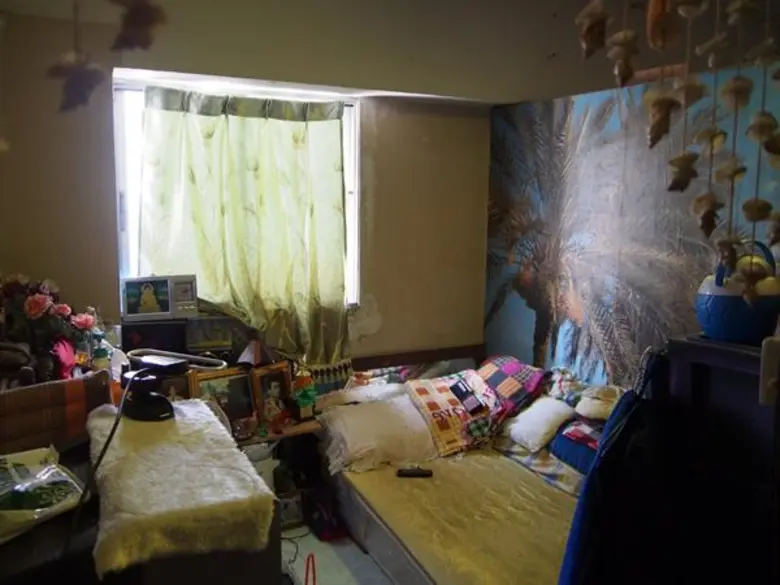 ด้วยพื้นที่อันจำกัดของคอนโดเพียง 42 ตร.ม.จะปรับอย่างไร ให้ลงตัวกับหลากหลายกิจกรรมที่แตกต่างกันของสมาชิกภายในบ้านถึง 5 ชีวิต