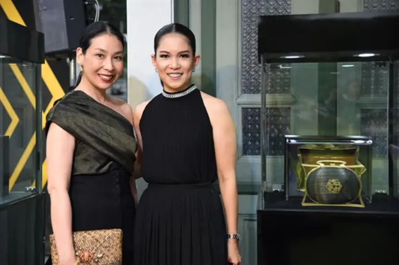 เป็นแฟชั่นโชว์เปิดคอลเลกชั่นพิเศษที่งดงาม...