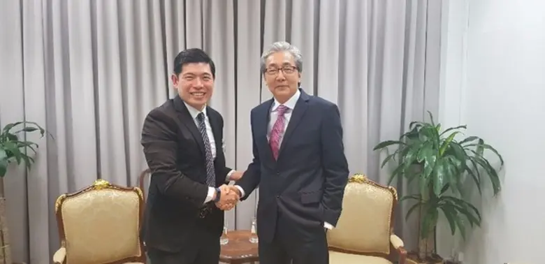 นายแอนโทนี่ ตัน (ซ้าย) ประธานเจ้าหน้าที่บ...