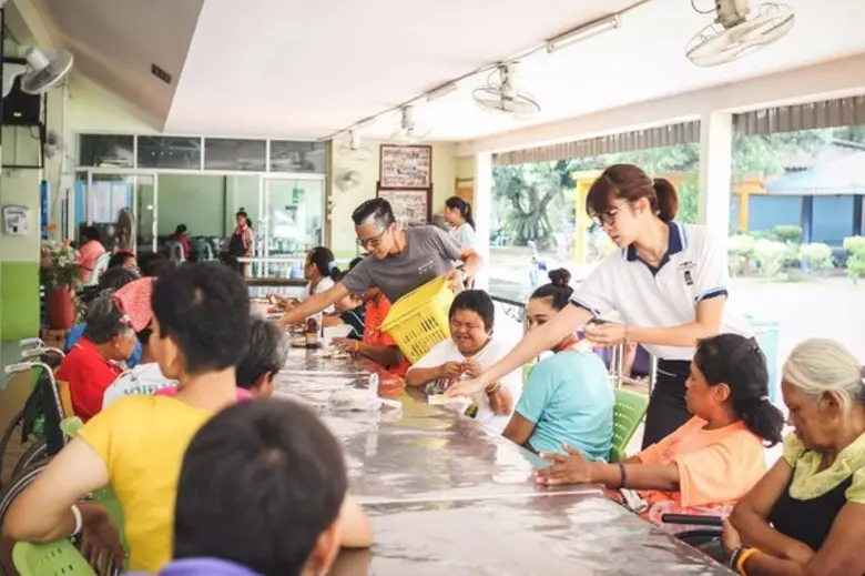 โรงแรมบาราคูด้าพัทยา เอ็มแกลอรี บาย โซฟิเทล และ โรงแรมเมอร์เคียวพัทยา ร่วมบริจาคของใช้และเลี้ยงอาหารกลางวันผู้พิการ ณ บ้านการุณยเวศม์