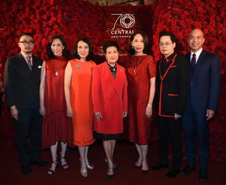 ท่านผู้หญิงวราพร ปราโมช ณ อยุธยา (คนกลาง)...