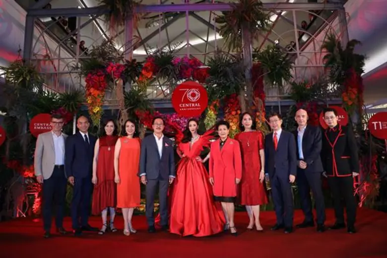 ดอกไม้บานสะพรั่ง ฉลอง “70 ปี ห้างเซ็นทรัล” สุดอลังการ อวดโฉม 'ควีน ออฟ ฟีนิกซ์’ พร้อมไข่มุก 700 ล้าน