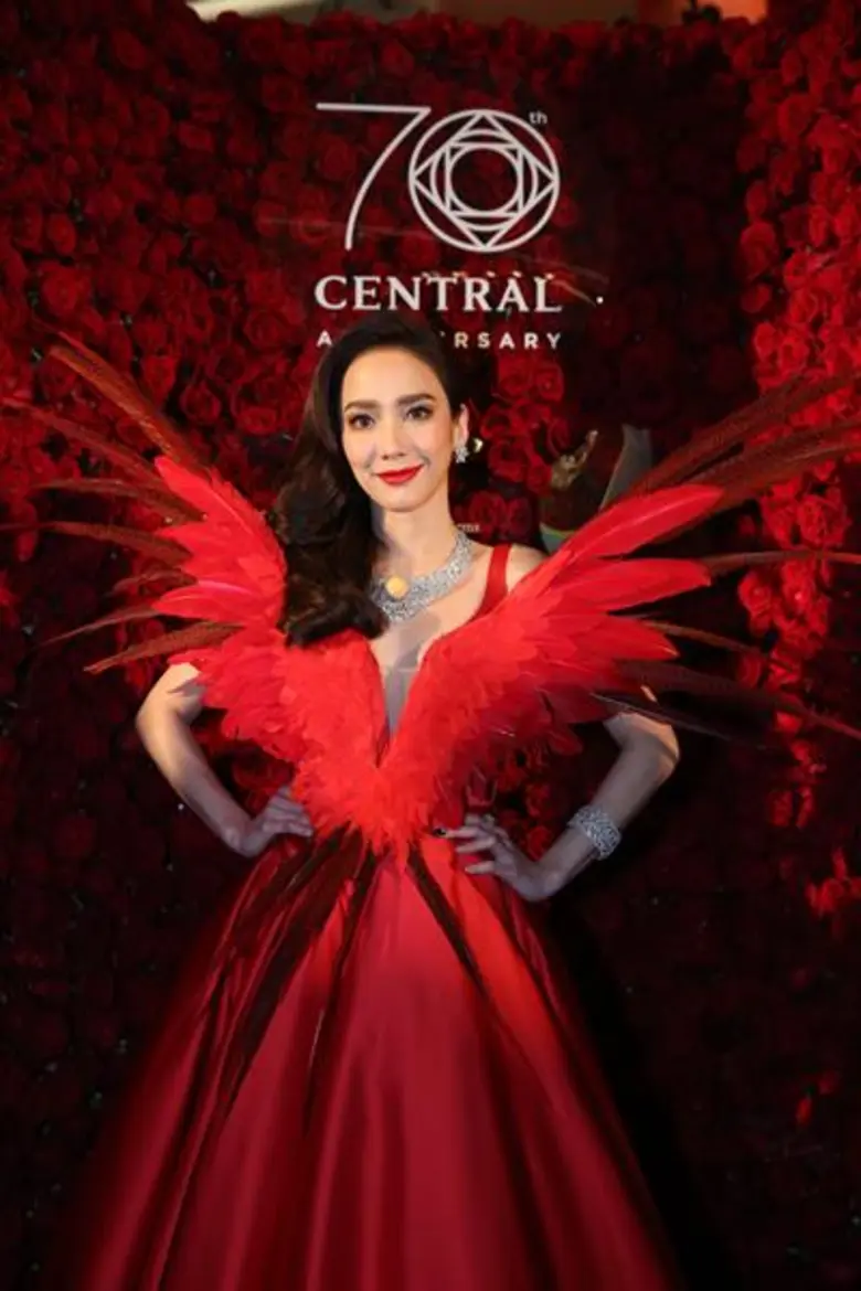 ดอกไม้บานสะพรั่ง ฉลอง “70 ปี ห้างเซ็นทรัล” สุดอลังการ อวดโฉม 'ควีน ออฟ ฟีนิกซ์’ พร้อมไข่มุก 700 ล้าน