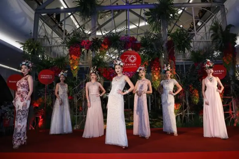 ดอกไม้บานสะพรั่ง ฉลอง “70 ปี ห้างเซ็นทรัล” สุดอลังการ อวดโฉม 'ควีน ออฟ ฟีนิกซ์’ พร้อมไข่มุก 700 ล้าน